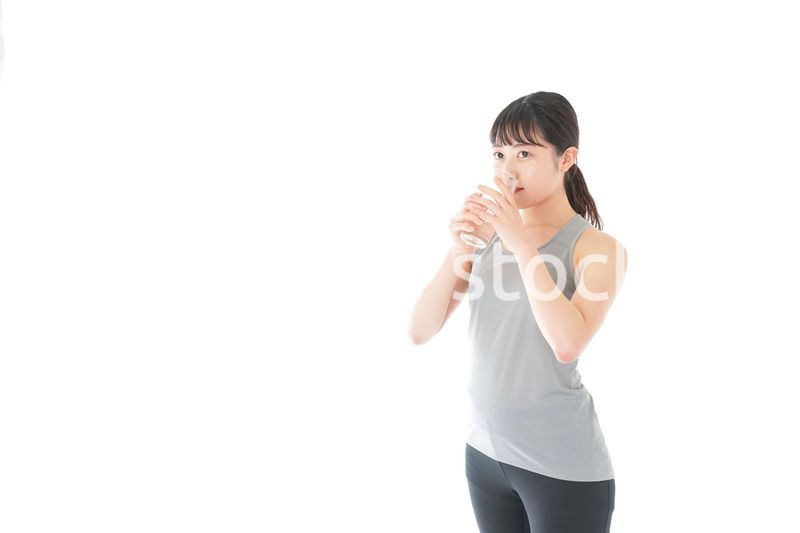 トレーニングをする若い女性