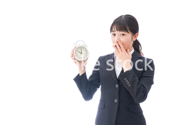 寝坊をする若い女性