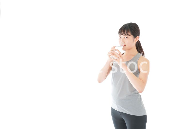 トレーニングをする若い女性