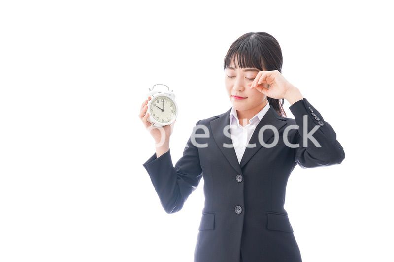 寝坊をする若い女性