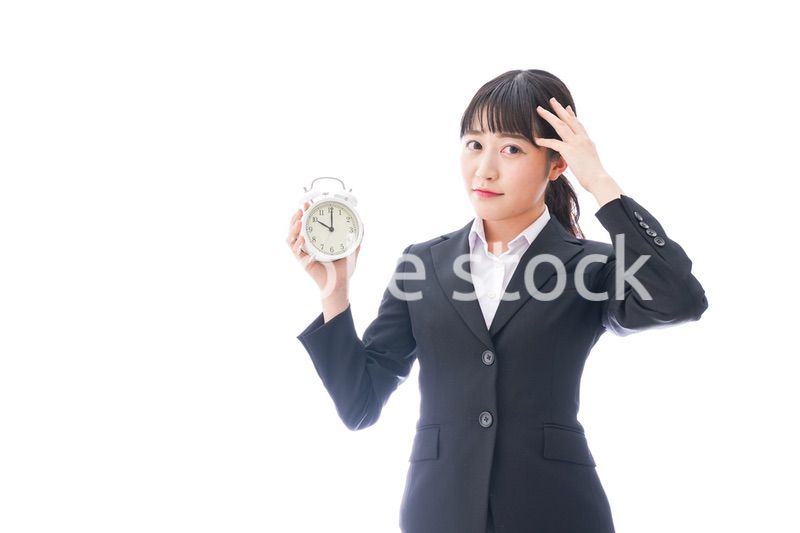 寝坊をする若い女性