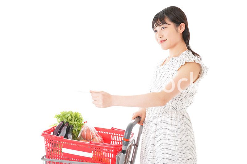 スーパーでキャッシュレス決済をする女性