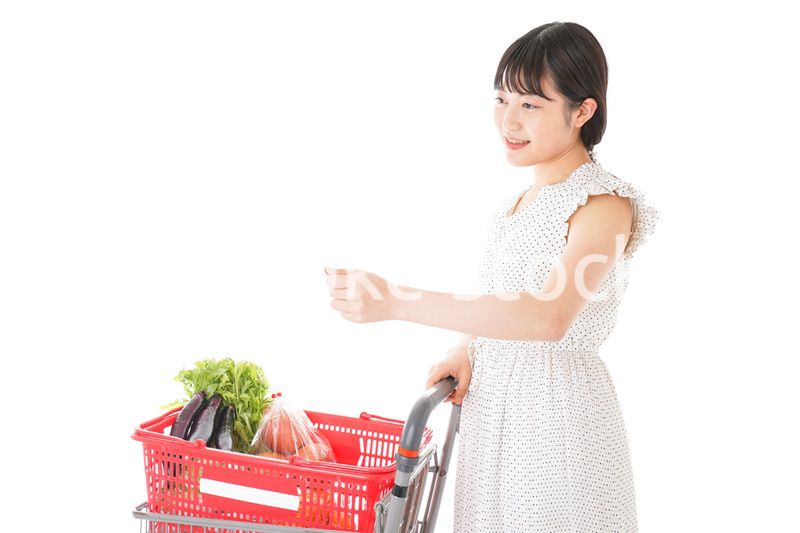 スーパーでキャッシュレス決済をする女性