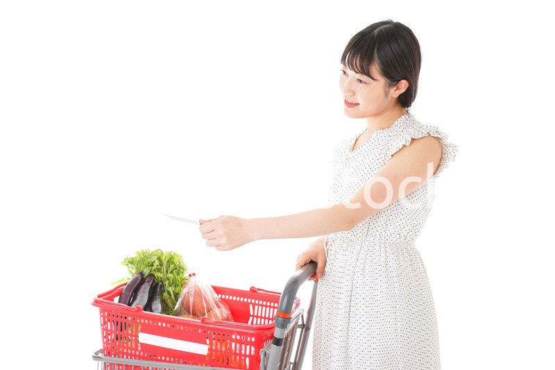 スーパーでキャッシュレス決済をする女性