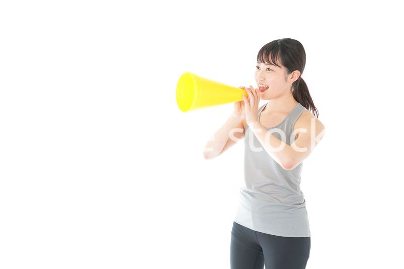 スポーツの応援をする若い女性