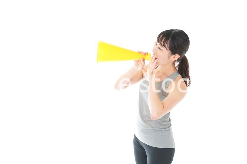 スポーツの応援をする若い女性