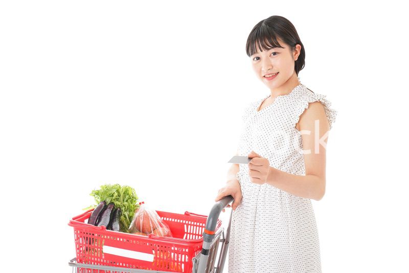 スーパーでキャッシュレス決済をする女性