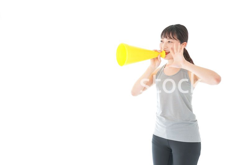 スポーツの応援をする若い女性