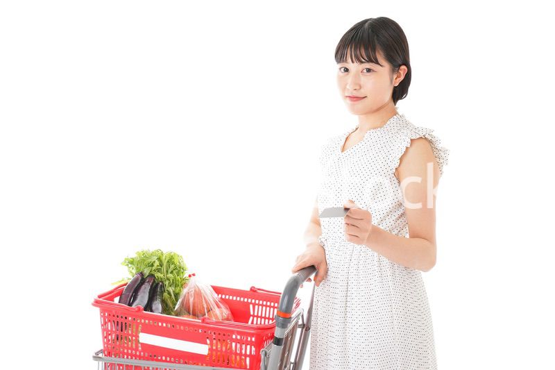 スーパーでキャッシュレス決済をする女性
