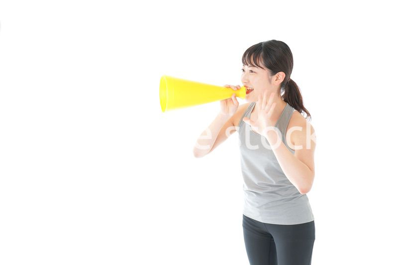 スポーツの応援をする若い女性