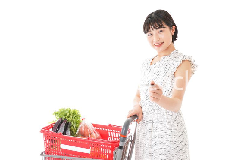 スーパーでキャッシュレス決済をする女性