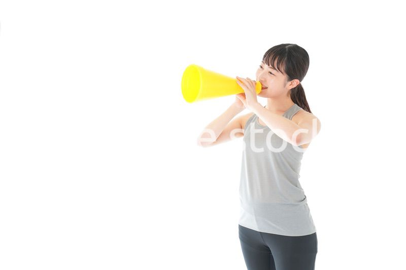 スポーツの応援をする若い女性