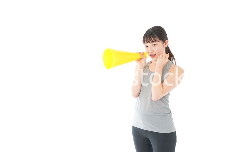 スポーツの応援をする若い女性