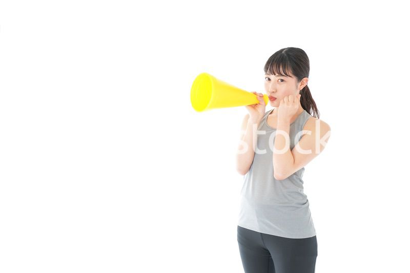 スポーツの応援をする若い女性