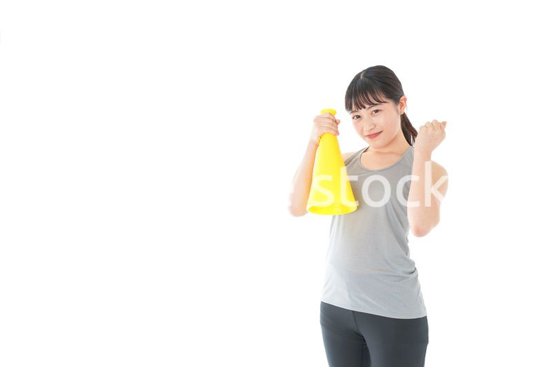 スポーツの応援をする若い女性