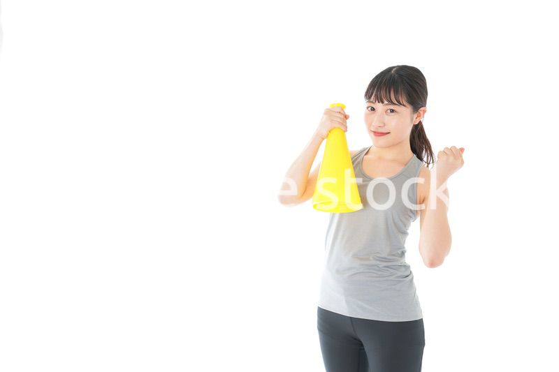 スポーツの応援をする若い女性