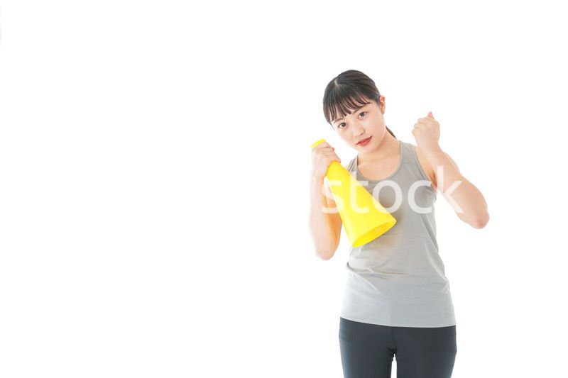 スポーツの応援をする若い女性