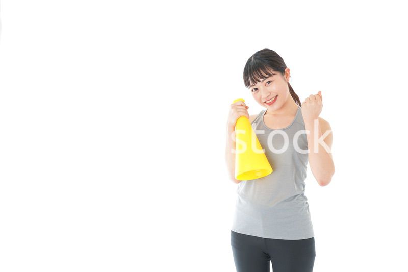 スポーツの応援をする若い女性