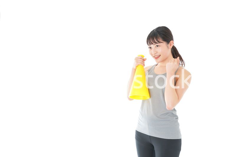 スポーツの応援をする若い女性