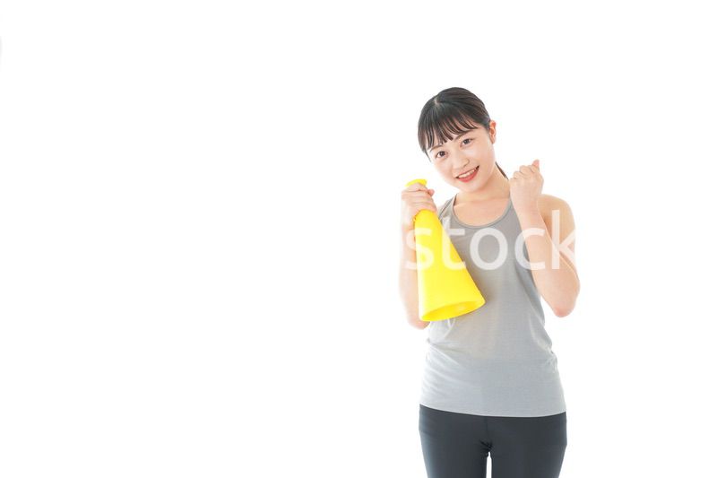 スポーツの応援をする若い女性