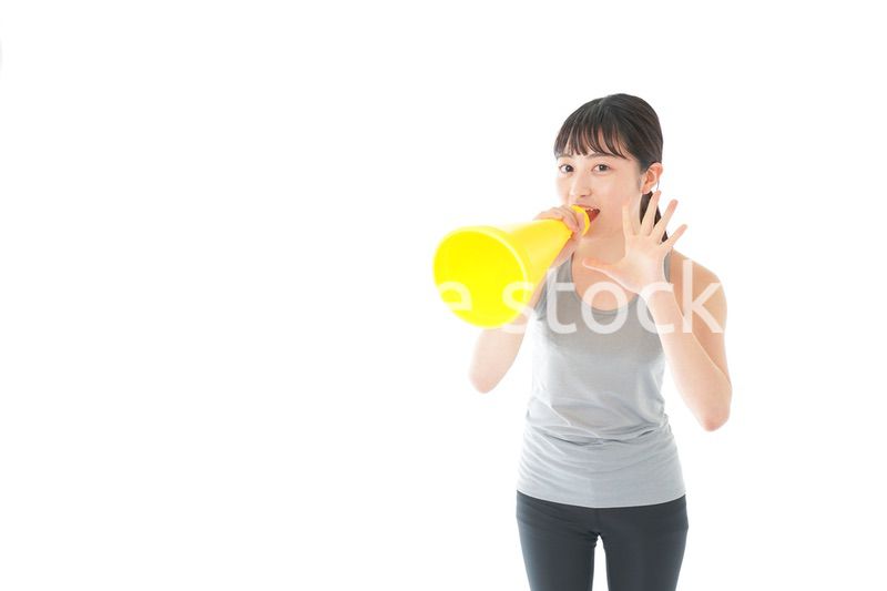 スポーツの応援をする若い女性