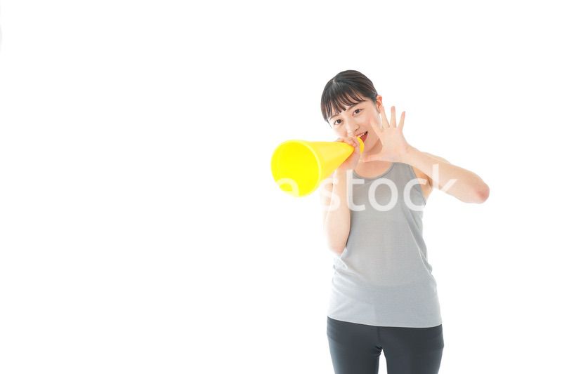 スポーツの応援をする若い女性