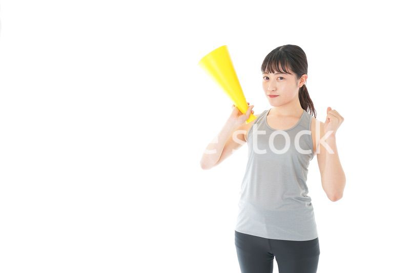 スポーツの応援をする若い女性