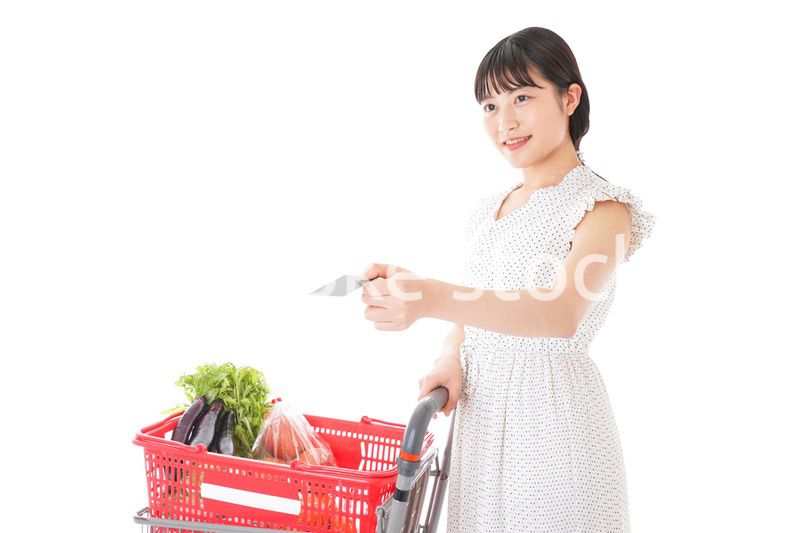 スーパーで買い物をする若い女性