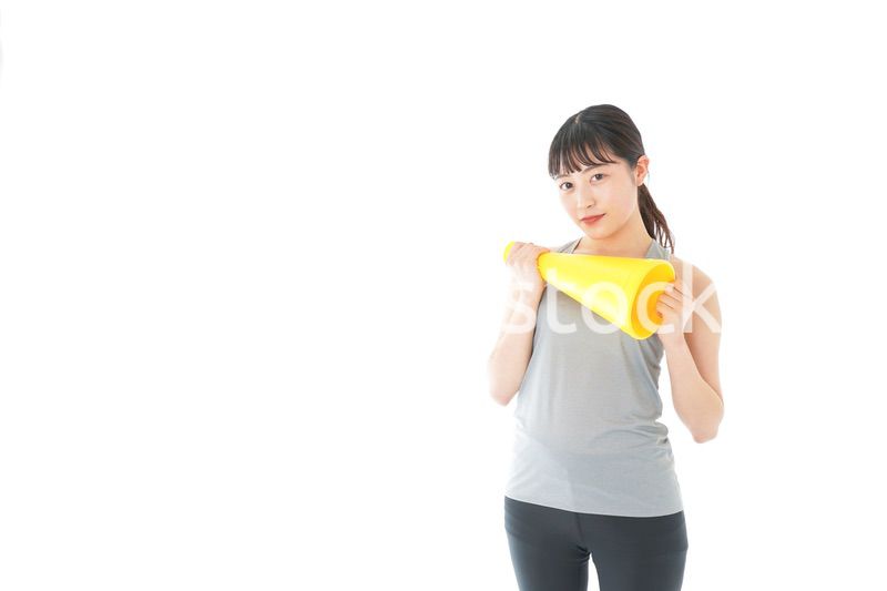 スポーツの応援をする若い女性