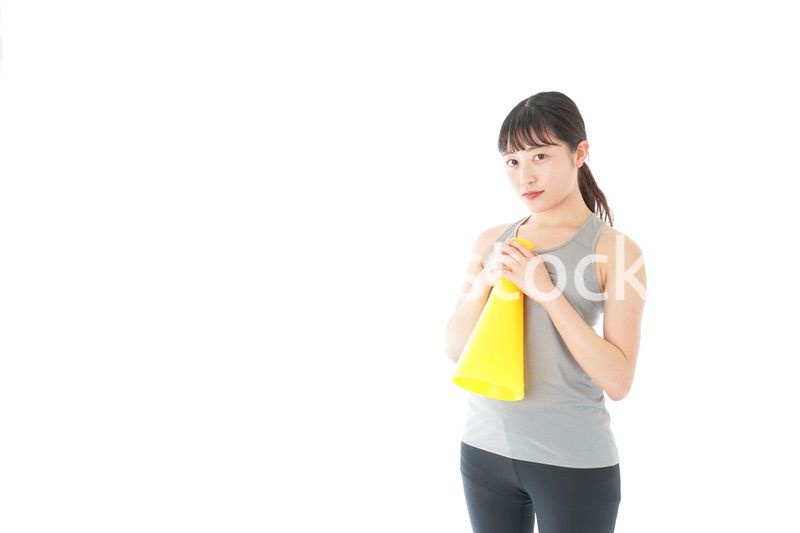 スポーツの応援をする若い女性