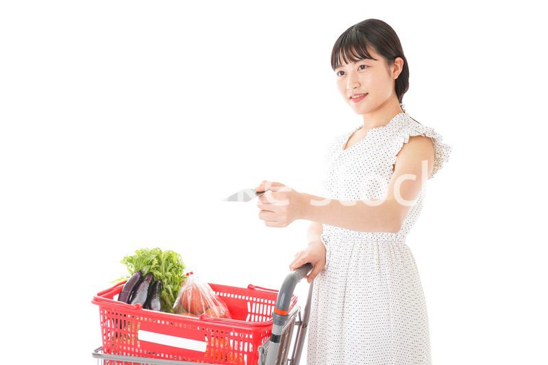 スーパーでキャッシュレス決済をする女性