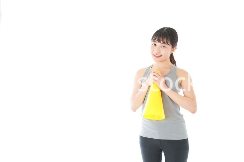 スポーツの応援をする若い女性