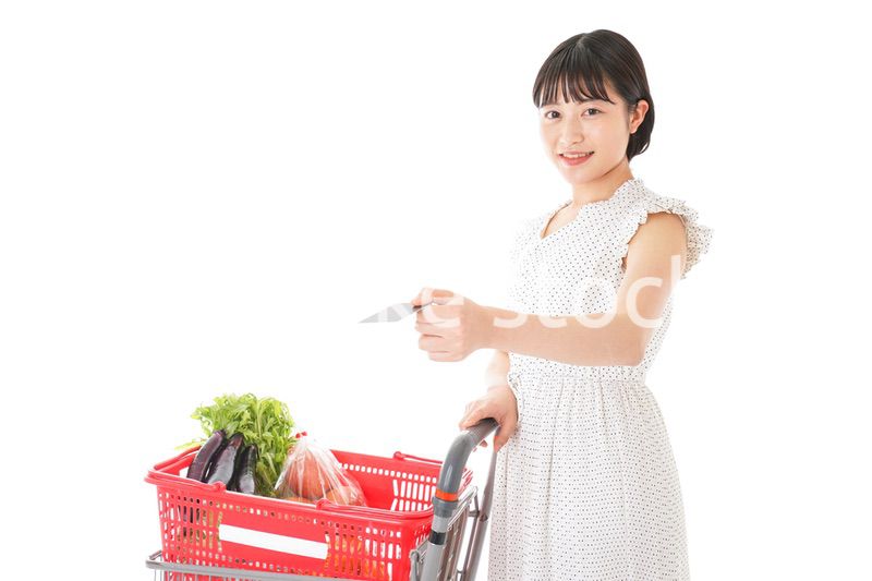 スーパーでキャッシュレス決済をする女性