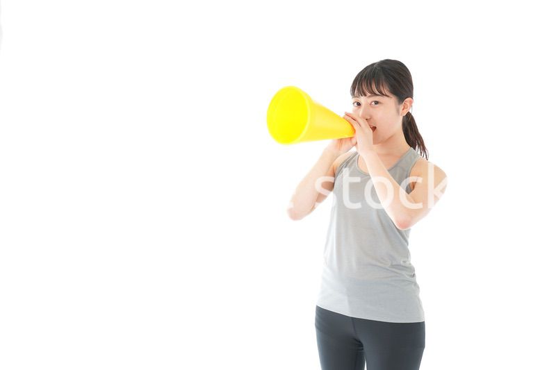 スポーツの応援をする若い女性