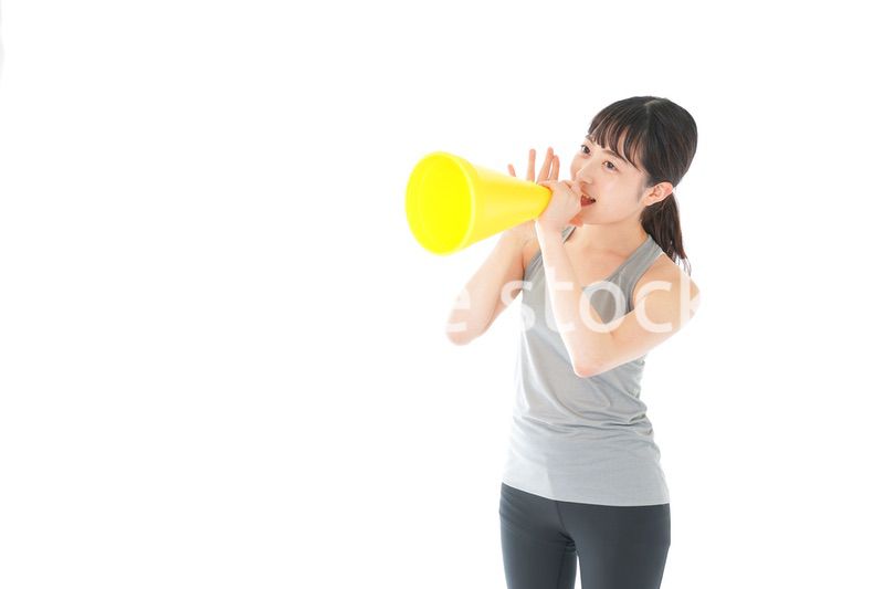 スポーツの応援をする若い女性