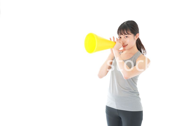 スポーツの応援をする若い女性