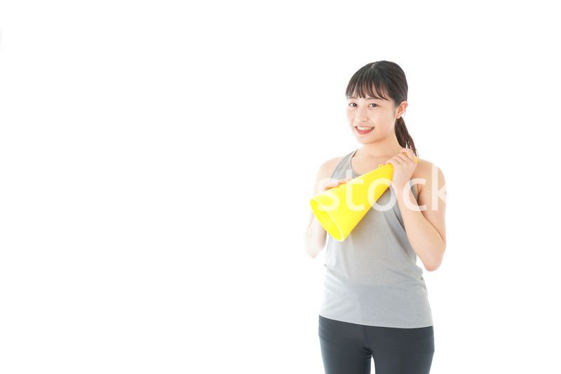 スポーツの応援をする若い女性