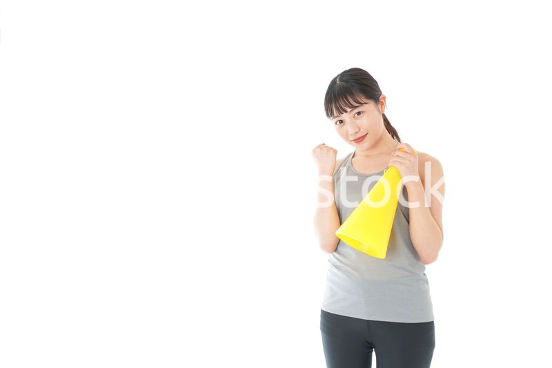 スポーツの応援をする若い女性