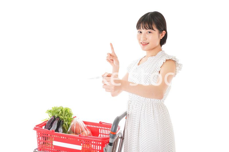 スーパーでキャッシュレス決済をする女性