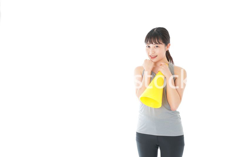 スポーツの応援をする若い女性