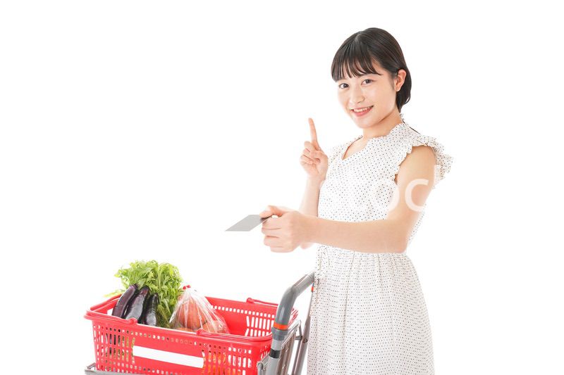 スーパーでキャッシュレス決済をする女性