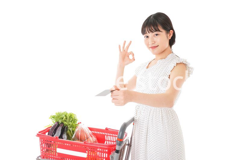 スーパーでキャッシュレス決済をする女性