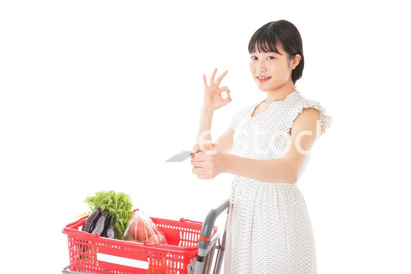 スーパーでキャッシュレス決済をする女性