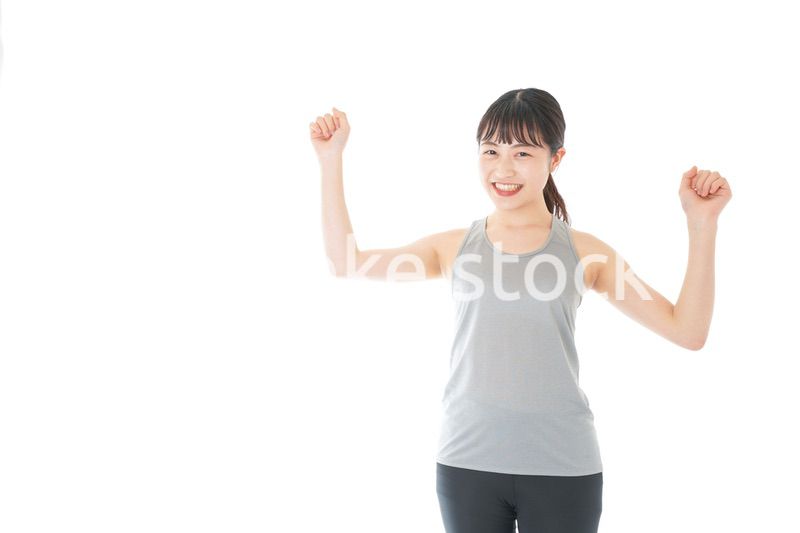 トレーニングをする若い女性