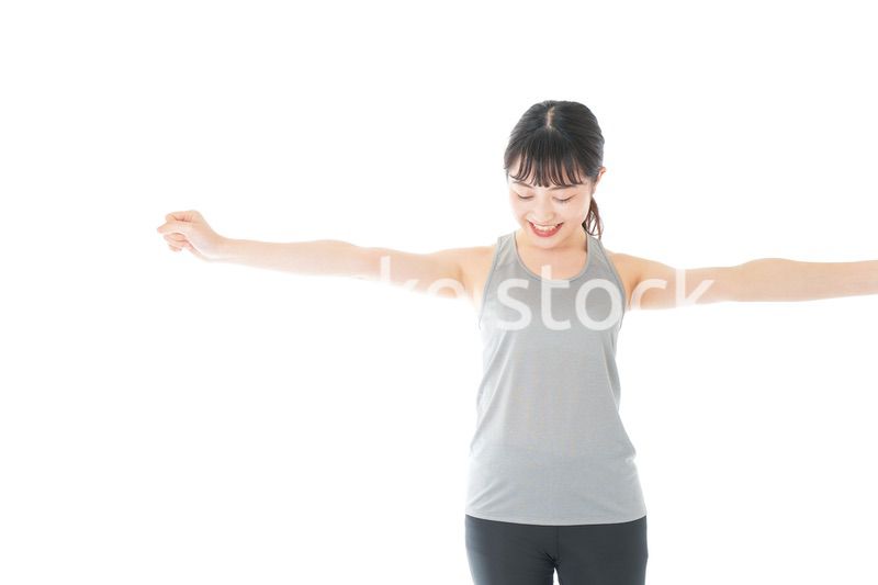 トレーニングをする若い女性