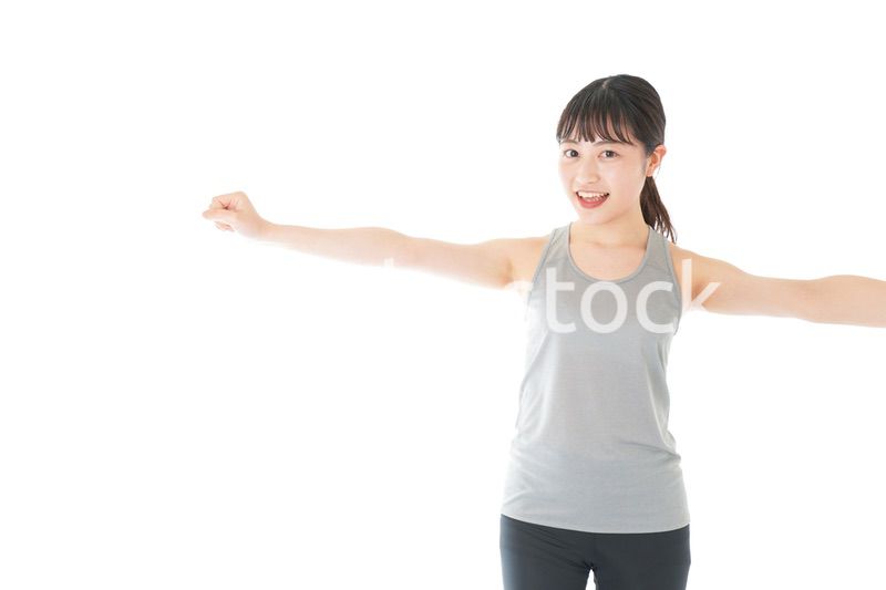 トレーニングをする若い女性