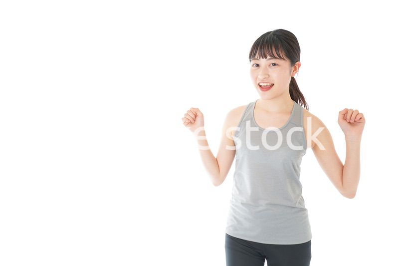 トレーニングをする若い女性