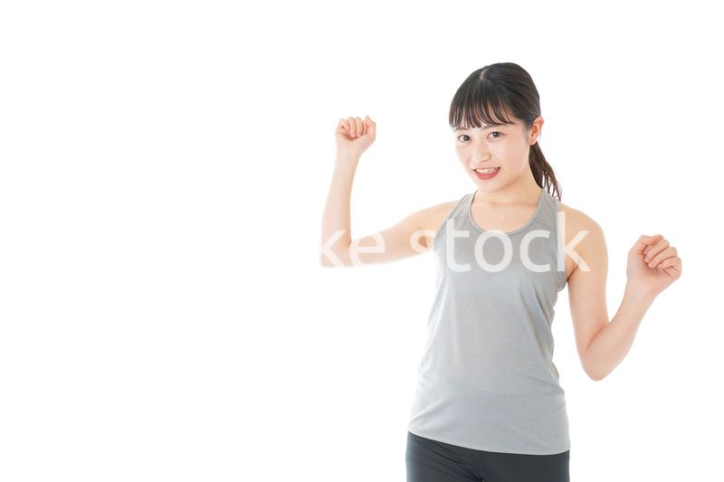 トレーニングをする若い女性