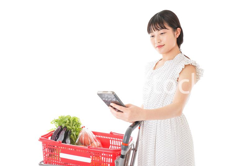 スーパーでキャッシュレス決済をする女性