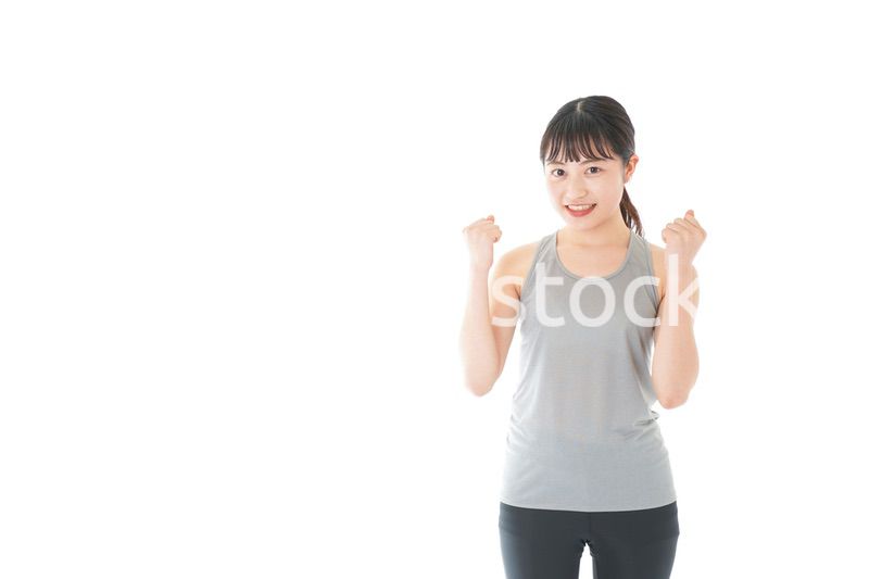 トレーニングをする若い女性